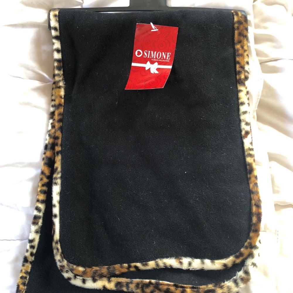 Black scarf with leopard print lining
